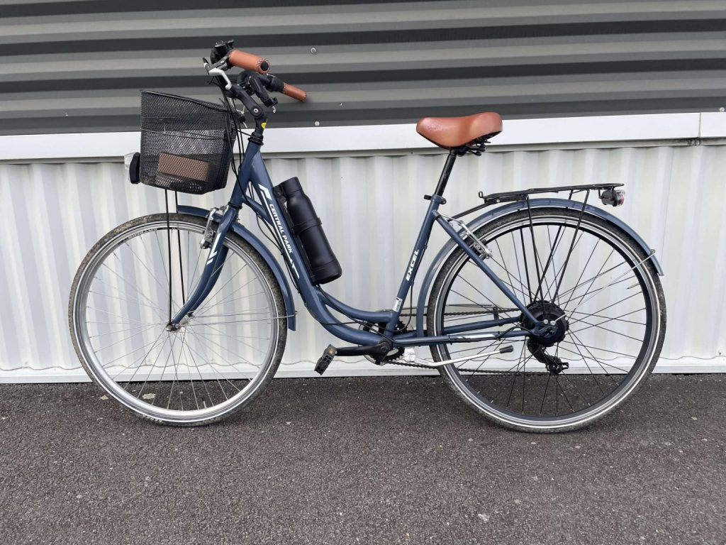 Vélo de ville bleu avec panier équipé du kit électrique