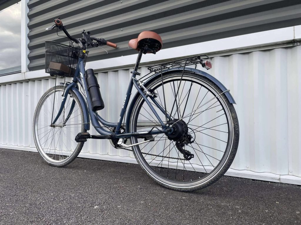 Vélo de ville bleu vue arrière avec moteur