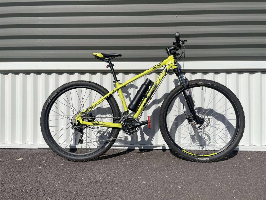 VTT jaune équipé du kit de conversion électrique
