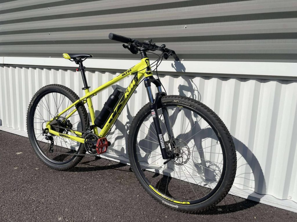 VTT jaune vue 3/4 avec batterie intégrée