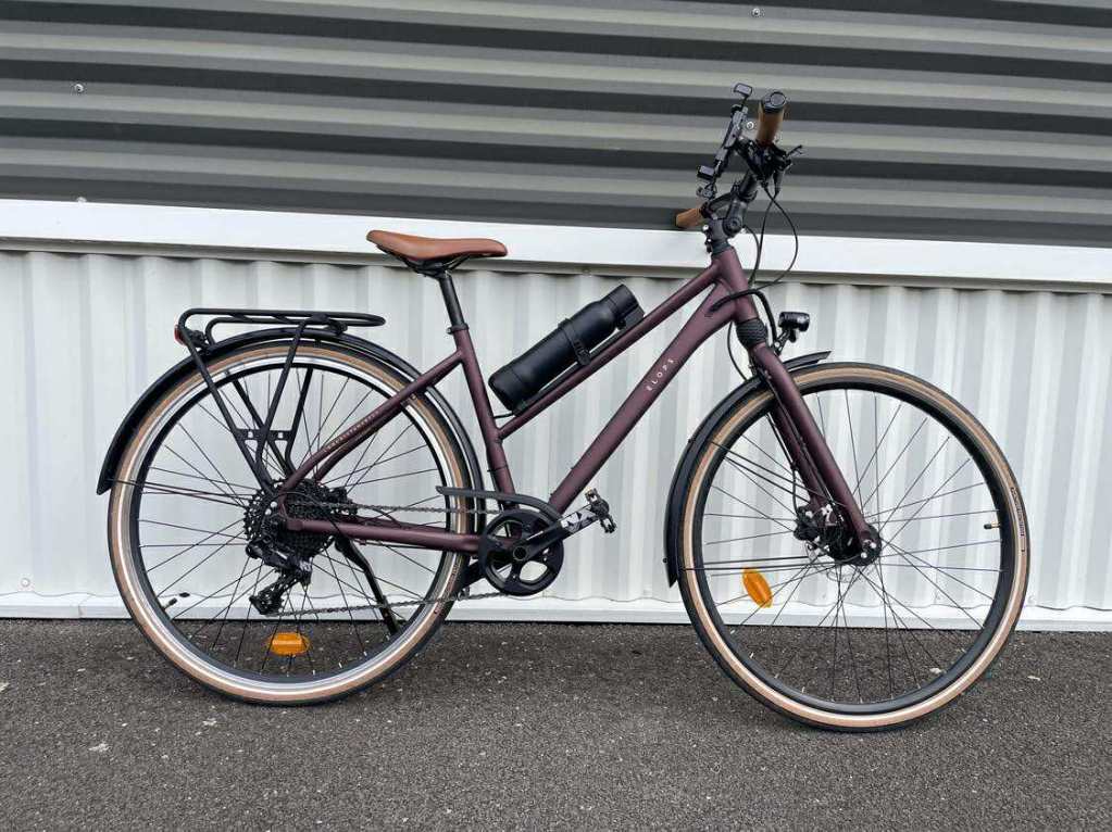 Vélo trekking marron équipé du kit électrique