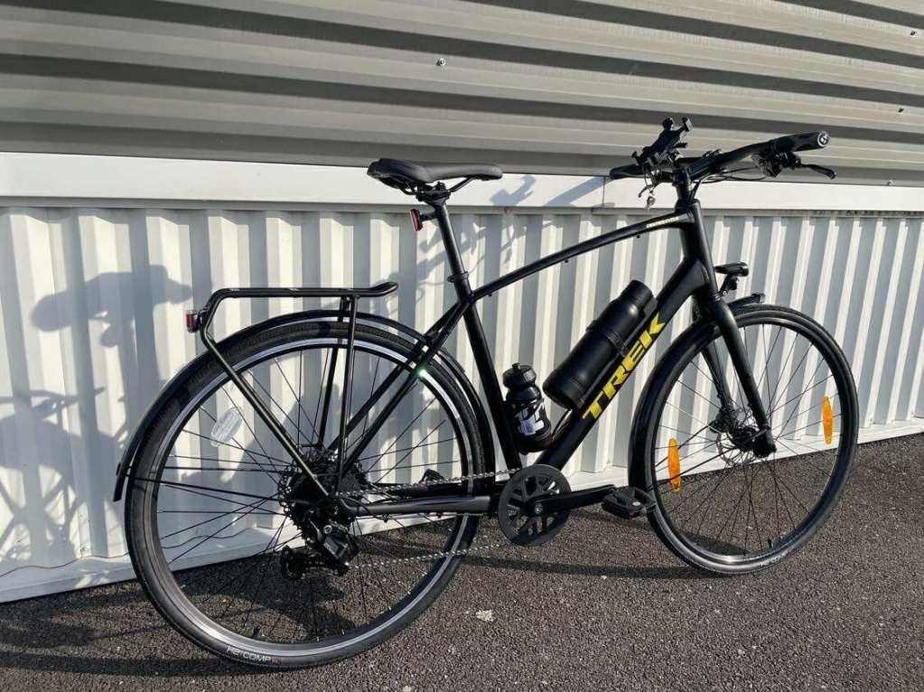 Trek noir vue 3/4 avec batterie et moteur